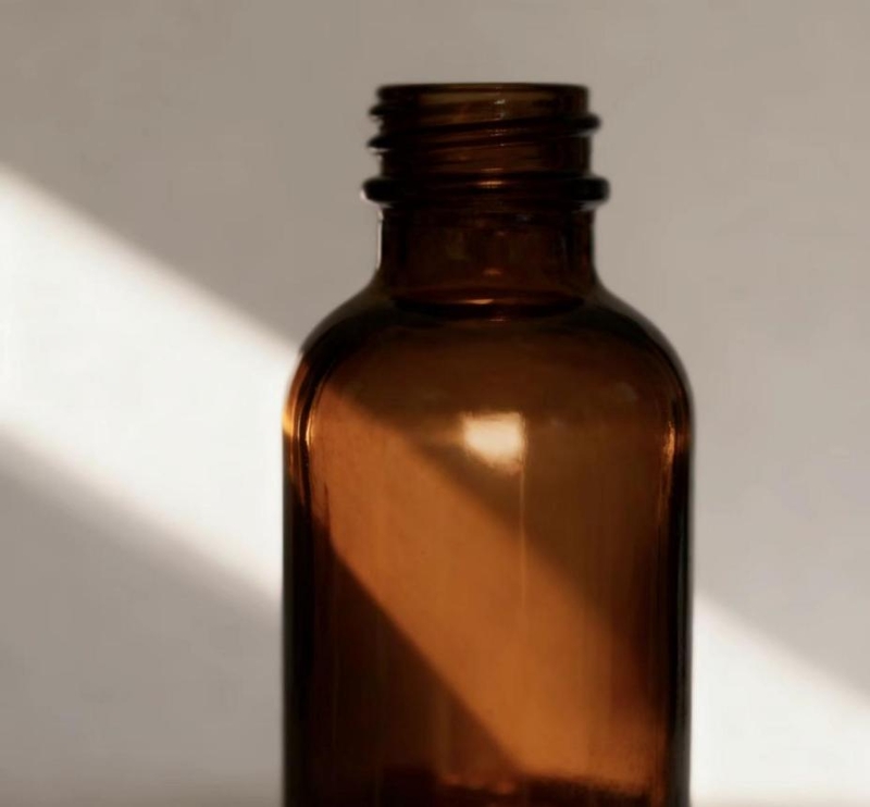Şəffaf və ya qəhvəyi? Reagent şüşəsinin rəng seçilməsinin arxasındakı elmi hikmət